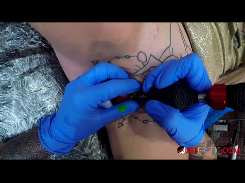 ❤️ Sully Savage, une chaudasse extrêmement tatouée, s'est fait tatouer le clitoris. ❤️❌ Porno vk at us fr.basseyn-vsem.ru ❌️